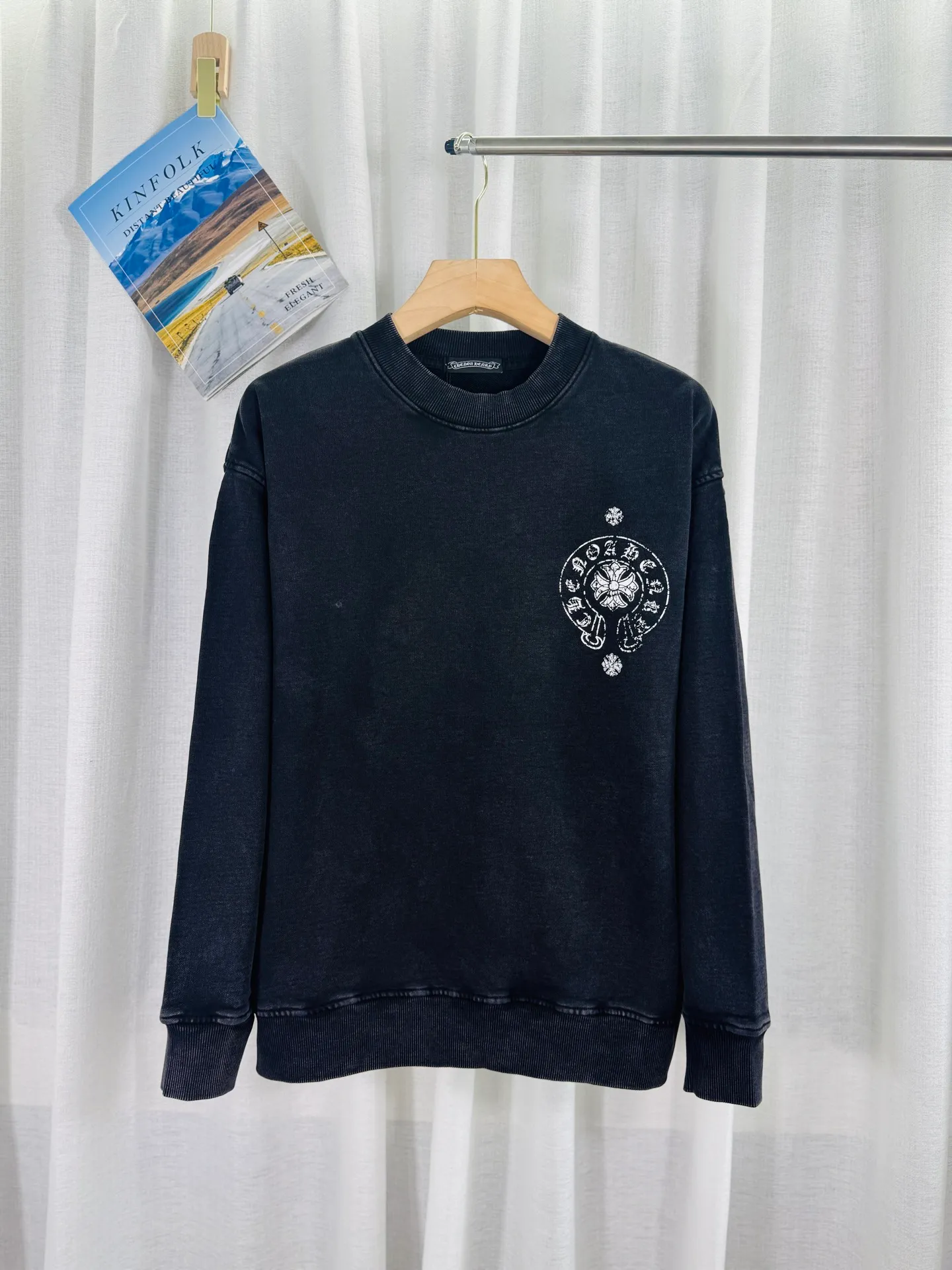 P270 top version, real shot without P, ​​different from market currency) 𝗖𝗵𝗿𝗼𝗺𝗲 𝗛𝗲𝗮𝗿𝘁𝘀/Cro Heart 2025 washed patch embroidery autumn and winter new original single counter American laser burnt 3D three-dimensional color embroidered couple casual sweatshirt 👑The highest version! Customized fabric 430g tripe terry fabric! American acid-washed and distressed original fabric, laser burnt pattern, exquisite embroidery of letters! The best-selling model in the counter, very comfortable to wear. Accessories: original molded and authenticated collar label➕100% silk wash label. Genuine purchase-grade original hangtag➕matching hanging rope➕3D hanging beads➕original packaging bag. Craftsmanship: The original version has consistent wiring! The highest version of the armhole matching technique! Color: Gray Black Size: S M L XL Style No.: 9336